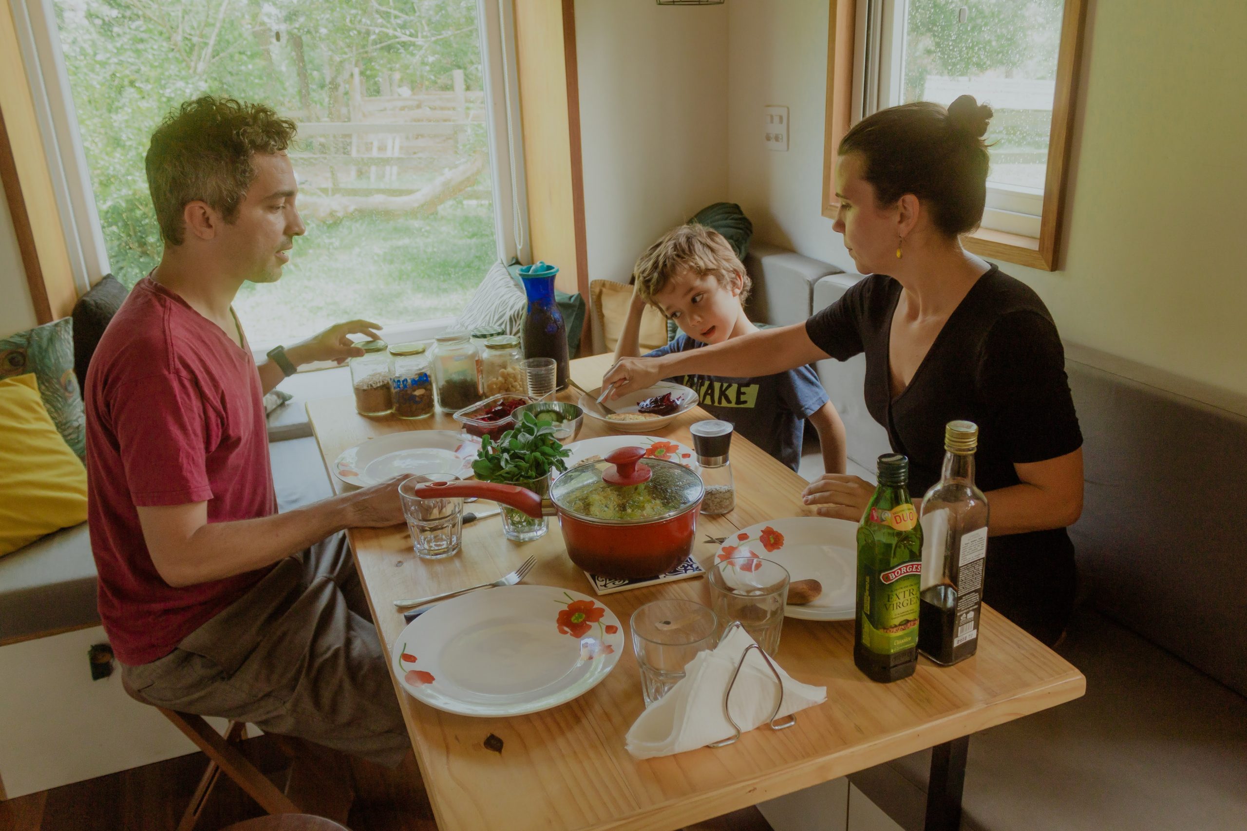 Familia jantando na mini casa