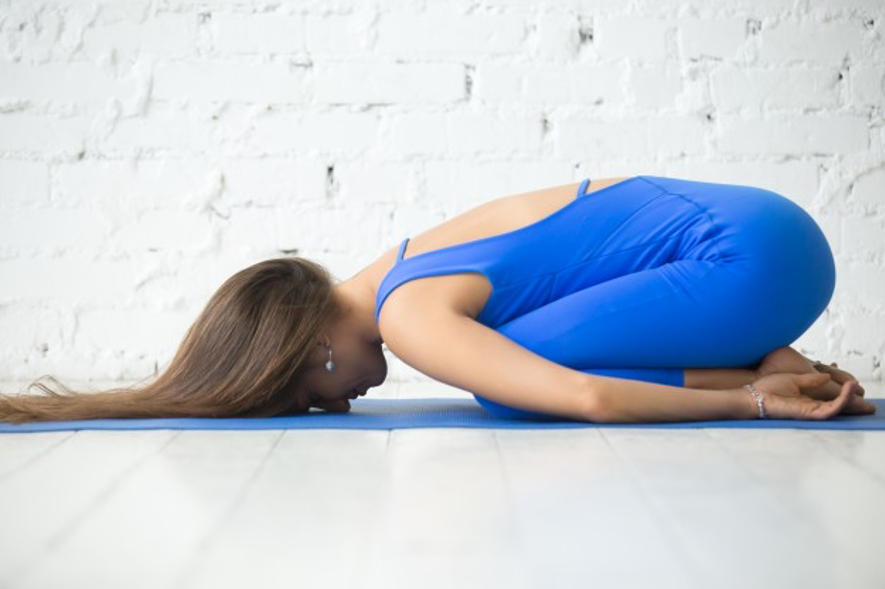 Posturas de yoga para dores nas costas - postura da criança – balasana