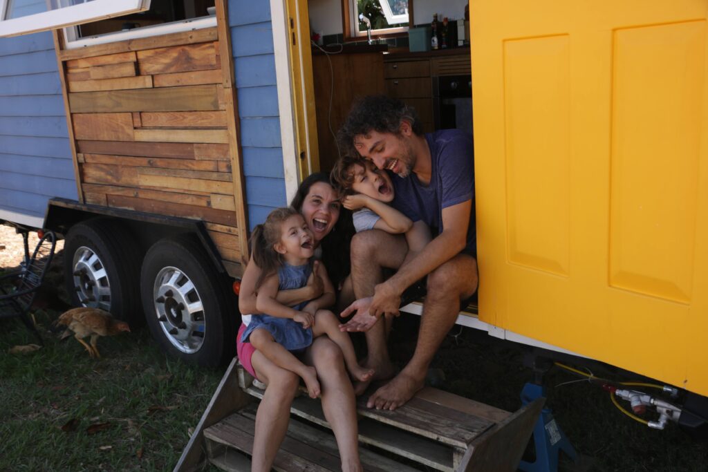 Família minimalista pés descalços e sua tiny house araraúna